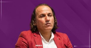 صورة بورتريه للكاتب الليبي عبد الحفيظ العابد، ذي الشعر الطويل المتموج،