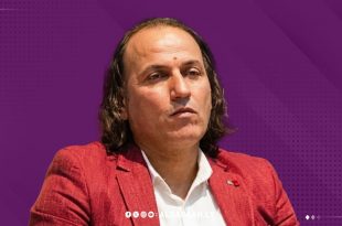 صورة بورتريه للكاتب الليبي عبد الحفيظ العابد، ذي الشعر الطويل المتموج،