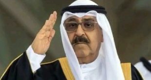 أمير دولة الكويت الشيخ مشعل الأحمد الجابر الصباح يرتدي الزي التقليدي ويرفع يده بالتحية.
