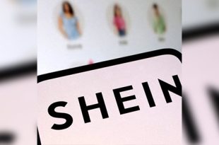 شعار منصة الأزياء السريعة "شي إن" (SHEIN) باللون الأسود على خلفية فاتحة، وتظهر خلفه شاشة تعرض منتجات أزياء