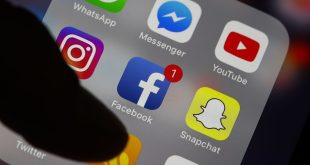 لقطة مقربة لشاشة هاتف ذكي تظهر أيقونات تطبيقات التواصل الاجتماعي، حيث يتوسطها أيقونة تطبيق "فيسبوك" وبجوارها تطبيقات مثل إنستغرام، ماسنجر، يوتيوب، وسناب شات،