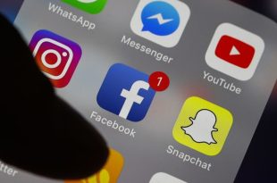 لقطة مقربة لشاشة هاتف ذكي تظهر أيقونات تطبيقات التواصل الاجتماعي، حيث يتوسطها أيقونة تطبيق "فيسبوك" وبجوارها تطبيقات مثل إنستغرام، ماسنجر، يوتيوب، وسناب شات،