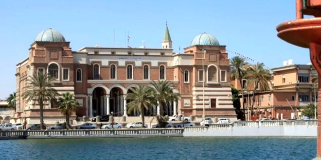 واجهة مبنى مصرف ليبيا المركزي التاريخي في طرابلس المطل على البحر تحت أسباب السماء الصافية
