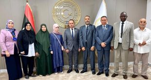 وزير التربية والتعليم محمد القريو يكرم الطالبتين ياسمين ورواسي