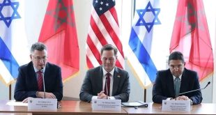 اجتماع ثلاثي يجمع وزير الخارجية المغربي ناصر بوريطة، وسفير الولايات المتحدة لدى الأمم المتحدة، ووزير الخارجية الإسرائيلي خلف طاولة رسمية أمام أعلام المغرب والولايات المتحدة وإسرائيل.