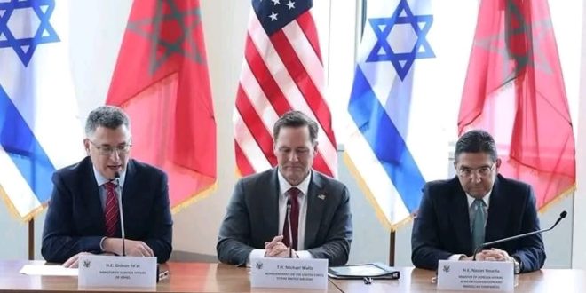 اجتماع ثلاثي يجمع وزير الخارجية المغربي ناصر بوريطة، وسفير الولايات المتحدة لدى الأمم المتحدة، ووزير الخارجية الإسرائيلي خلف طاولة رسمية أمام أعلام المغرب والولايات المتحدة وإسرائيل.