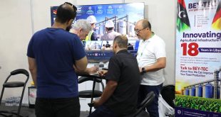 مجموعة من زوار وممثلي الشركات يتناقشون داخل جناح إحدى الشركات المشاركة في المعرض الزراعي الدولي على أرض معرض طرابلس الدولي.