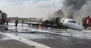 طائرة رجال أعمال خاصة متضررة بعد خروجها عن مدرج مطار مصراتة الدولي واشتعال النيران فيها