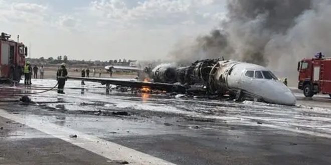 طائرة رجال أعمال خاصة متضررة بعد خروجها عن مدرج مطار مصراتة الدولي واشتعال النيران فيها
