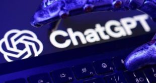 شاشة تعرض شعار منصة الذكاء الاصطناعي "ChatGPT"