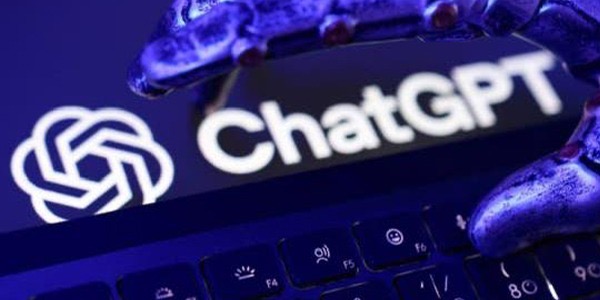 شاشة تعرض شعار منصة الذكاء الاصطناعي "ChatGPT"