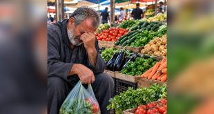 رجل مسن يجلس حزيناً وممسكاً برأسه وبيده كيس خضروات قليل أمام معروضات الخضروات الطازجة المتنوعة في السوق.