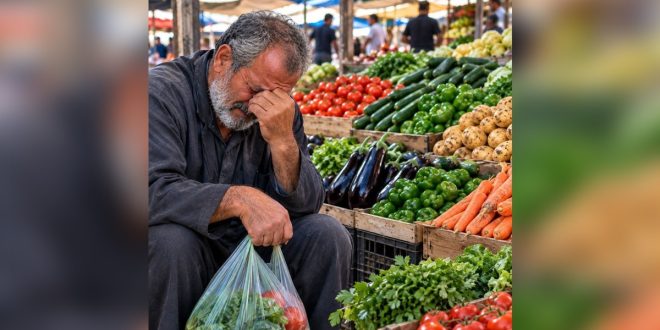 رجل مسن يجلس حزيناً وممسكاً برأسه وبيده كيس خضروات قليل أمام معروضات الخضروات الطازجة المتنوعة في السوق.