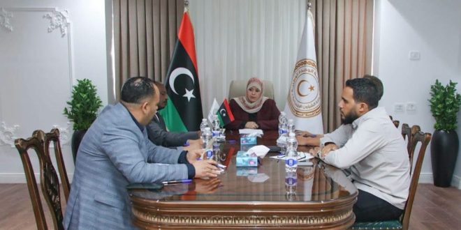 وزيرة الشؤون الاجتماعية وفاء الكيلاني في اجتماع متابعة صرف المنحة