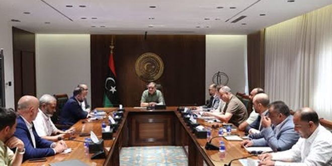 رئيس الوزراء عبدالحميد الدبيبة خلال اجتماع لمتابعة مراحل تنفيذ مشروعي مطار طرابلس الدولي
