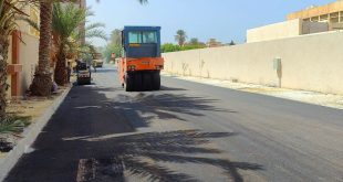 معدات الرصف تعمل في مشروع طريق سوق الجمعة