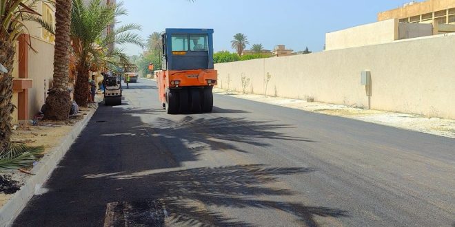 معدات الرصف تعمل في مشروع طريق سوق الجمعة