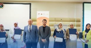 مجموعة من الكوادر الطبية والمسؤولين بوزارة الصحة يتوسطون المنصة حاملين شهادات تقدير خلال احتفالية إطلاق كتيب صحة الأم والطفل.