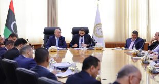 اجتماع حول طاولة مستديرة يضم وزير الدولة لشؤون رئيس الحكومة ووزير الاقتصاد ومسؤولين آخرين بحضور العلم الليبي وشعار الوزارة.