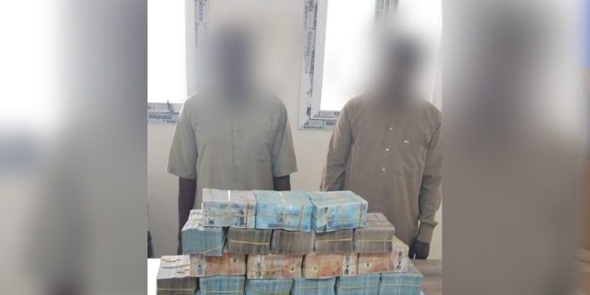 عناصر البحث الجنائي بمديرية أمن سبها أثناء ضبط متهمين