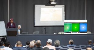 صورة مجمعة تظهر عناصر مسلحة من حرس المنشآت النفطية يقفون عند بوابة مصفاة الزاوية المغلقة بالحواجز، مع إدراج شعار المؤسسة الوطنية للنفط في الزاوية العلوية
