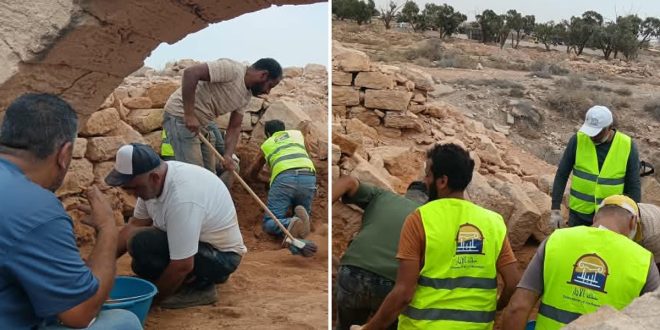 صورة مقسمة إلى جزءين تظهر فريق عمل وفنيين من مراقبة الآثار يرتدون سترات فسفورية أثناء إزالة الأتربة وتنظيف بقايا العقد والمباني الحجرية الأثرية في موقع قصور الغليثة.