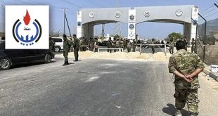 صورة مجمعة تظهر عناصر مسلحة من حرس المنشآت النفطية يقفون عند بوابة مصفاة الزاوية المغلقة بالحواجز، مع إدراج شعار المؤسسة الوطنية للنفط في الزاوية العلوية