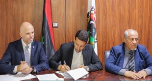 جانب من مراسم توقيع مذكرة التفاهم بين وزارة الصحة ومنظمة اليونيسف لرفع كفاءة كوادر الرعاية الصحية الأولية بحضور ممثلي الطرفين أمام العلم الليبي