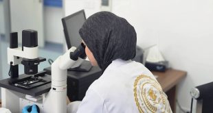 جانب من مراسم توقيع مذكرة التفاهم بين وزارة الصحة ومنظمة اليونيسف لرفع كفاءة كوادر الرعاية الصحية الأولية بحضور ممثلي الطرفين أمام العلم الليبي.