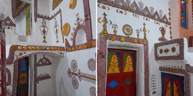 صورة مقسمة لجزء من التصميم الداخلي لمحكمة القاضي بن يونس في غدامس تظهر الجدران البيضاء المزينة بالنقوش والتصاميم التراثية الغدامسية مع الأبواب الخشبية الملونة المستعادة.