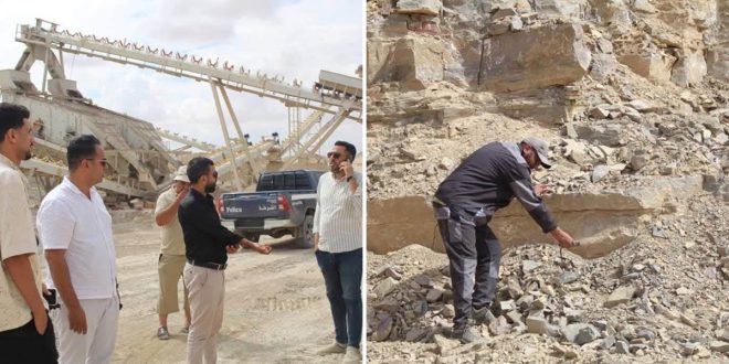 صورة مقسمة لجزءين تظهر جولة ميدانية للجنة المكلفة بمتابعة محاجر الزلط؛ الجزء الأيمن يظهر شخصاً يقوم بفحص الصخور في موقع الجبل، والجزء الأيسر يظهر أعضاء اللجنة يقفون بالقرب من معدات الكسارة ومركبة للشرطة.