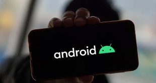 يد تحمل هاتفاً ذكياً يعرض على شاشته باللون الأسود كلمة "android" باللون الأبيض بجانب شعار أندرويد الأخضر الشهير