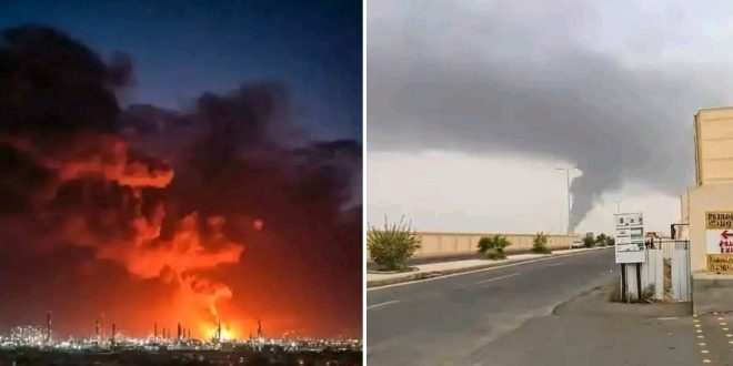 صورة مقسمة لجزءين تظهر حريقاً ضخماً ليلاً في منشأة نفطية وعمود دخان رمادي يتصاعد نهاراً قرب طريق عام في السعودية.