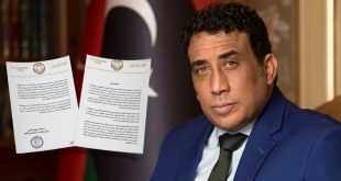 صورة مجمعة تظهر رئيس المجلس الرئاسي محمد المنفي ملتقطاً بزي رسمي، وإلى جواره نسخة من البيان الرسمي الصادر عن المجلس الرئاسي بشأن طلب الدعم من الجنائية الدولية