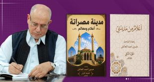 الكاتب والباحث حسين أحمد العائش يكتب في دفتره وإلى جواره غلافا كتابيه «مدينة مصراتة: أعلام ومعالم» و«أعلام من مدينتي»