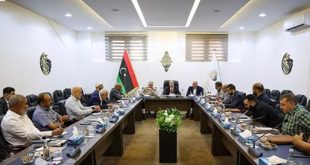 وزير الدولة لشؤون رئيس الحكومة ومجلس الوزراء محمد بن غلبون يتوسط اجتماعاً موسعاً مع الهيئة العامة لشؤون الحج والعمرة، لمناقشة الترتيبات لموسم الحج القادم.
