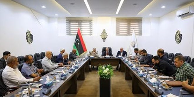 وزير الدولة لشؤون رئيس الحكومة ومجلس الوزراء محمد بن غلبون يتوسط اجتماعاً موسعاً مع الهيئة العامة لشؤون الحج والعمرة، لمناقشة الترتيبات لموسم الحج القادم.