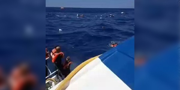 عرض من على متن قارب لعمليات إنقاذ في البحر،