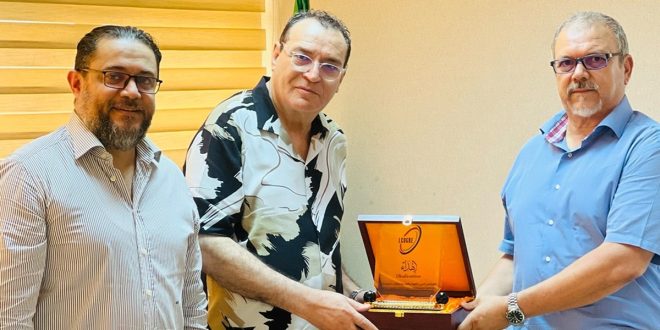 المجلس الليبي للنفط والغاز يكرّم عبد الرزاق الداهش تقديرًا لعطائه الإعلامي