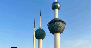أبراج الكويت الشهيرة تحت سماء صافية، مرتبطة بخبر صحفي حول تحقيقات كشوفات تزوير الجنسية الكويتية لمنصة الصباح الإخبارية.