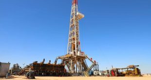 برج حفر ومعدات نفطية في حقل آمال الصحراوي بموقع شركة الهروج للعمليات النفطية.