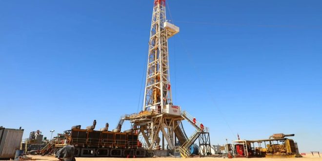 برج حفر ومعدات نفطية في حقل آمال الصحراوي بموقع شركة الهروج للعمليات النفطية.