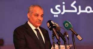 محافظ مصرف ليبيا المركزي ناجي عيسى يتحدث خلال مؤتمر صحفي حول قفزة المعاملات الرقمية في ليبيا.