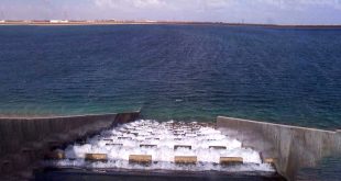 تدفق المياه عبر قنوات خرسانية من خزان تابع لمشروع النهر الصناعي تمهيداً لتغذية مدينتي غريان والعربان.