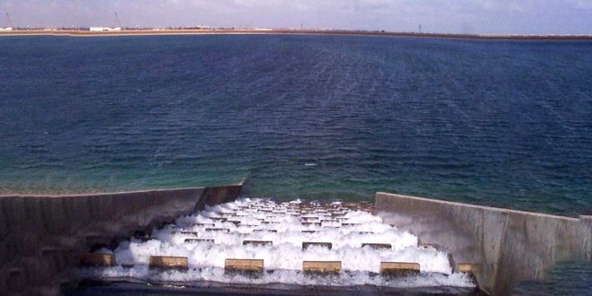 تدفق المياه عبر قنوات خرسانية من خزان تابع لمشروع النهر الصناعي تمهيداً لتغذية مدينتي غريان والعربان.