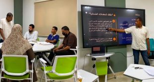 لقطات توثق دورة تدريبية لموظفي الضمان بأجدابيا حول التفكير النقدي، يظهر فيها المدرب يشرح محتوى عرض تفاعلي بعنوان "مفكك المعضلات الضمانية" على شاشة ذكية، بجوار حاسوب محمول، بينما يشارك موظفون آخرون في حلقة نقاشية تفاعلية داخل قاعة تدريبية بجامعة الفرات الأهلية،