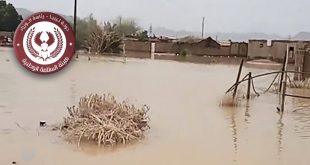 مشهد لمياه السيول والأمطار الغزيرة وهي تغمر منطقة سكنية، مع شعار هيئة السلامة الوطنية الليبية، تعبيراً عن التحذيرات الرسمية للتقلبات الجوية.