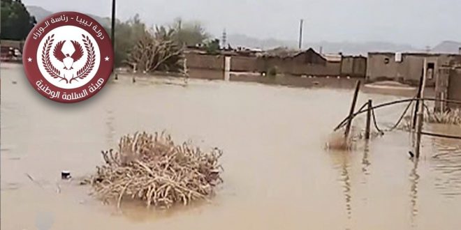 مشهد لمياه السيول والأمطار الغزيرة وهي تغمر منطقة سكنية، مع شعار هيئة السلامة الوطنية الليبية، تعبيراً عن التحذيرات الرسمية للتقلبات الجوية.