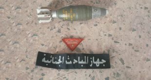 قذيفة هاون عيار 60 ملم تم انتشالها من منطقة السياحية بطرابلس بجانبها علامة تحذيرية وشريط يخص جهاز المباحث الجنائية.