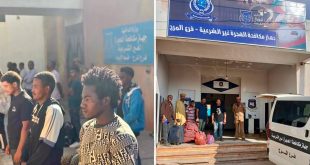 صورة لعملية ترحيل مهاجرين غير شرعيين أمام مقر جهاز مكافحة الهجرة غير الشرعية بمدينة المرج في ليبيا.